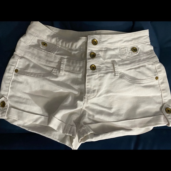 White shorts - Picture 2 of 2